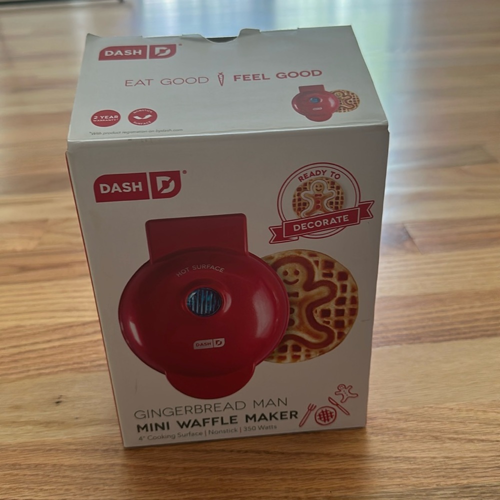 Dash 4” mini waffle maker Gingerbread Man